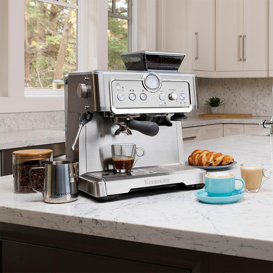 Machine à espresso avec broyeur et mousseur à lait